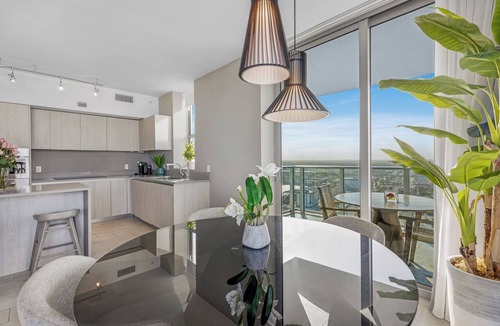 Hollywood South Central Beach Condo | NO RESORT & PARKING FEE, CHECK DETAILS, A World of Beauty: Stylish Apartment