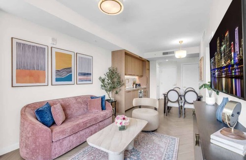 Wynwood Art District Apartment | NoMad Wynwood 1 BR, Balcony and Rooftop Pool