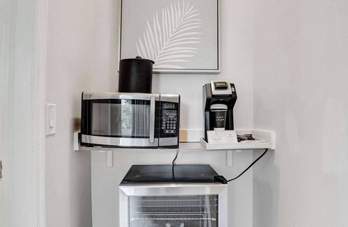 Galt Mile Apartment | Ocean Blvd 2 King Suite at The Botanica
