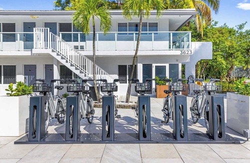 Galt Mile Apartment | Ocean Blvd 2 King Suite at The Botanica