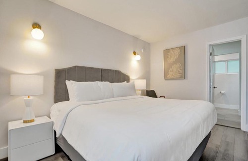 Galt Mile Hotel | Ocean Blvd King Escape at Botanica Suite