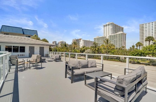 Galt Mile Hotel | Ocean Blvd King Suite in Fort Lauderdale
