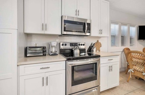 Saint Simons Island Apartment | Ocean Tabby | St. Simons Island Village Condo Near Pier & Beach
