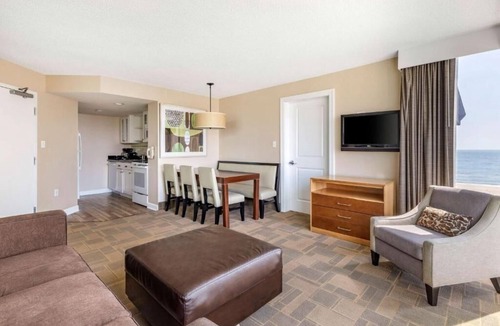 Northeast Virginia Beach Hotel | Oceanfront Comfort | Three 1-BR Suite w/Kitchen, Pool Access & Modern Touches