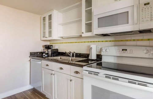 Northeast Virginia Beach Hotel | Oceanfront Comfort | Three 1-BR Suite w/Kitchen, Pool Access & Modern Touches