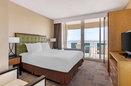 Northeast Virginia Beach Hotel | Oceanfront Comfort | Three 1-BR Suite w/Kitchen, Pool Access & Modern Touches