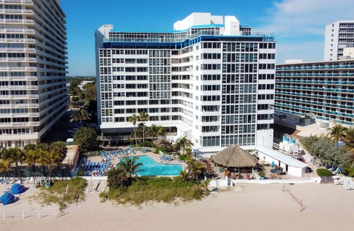 Galt Mile Condo | Oceanfront Condo at Ocean Manor, beachfront w/kitchenette