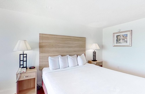 Myrtle Beach Hotel | Oceanfront King | Kitchen | Dog Friendly | Pools