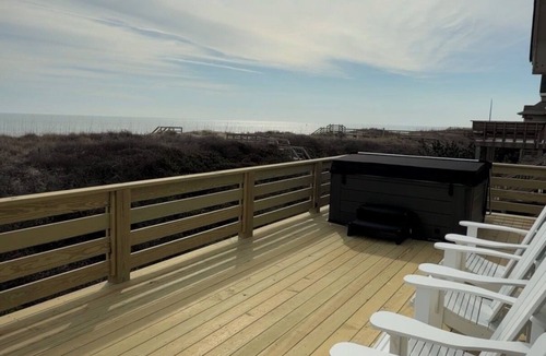 Duck House | 🏖️Oceanfront Sanderling! Hot tub on top deck! Game Room! Pets! Community Pool!