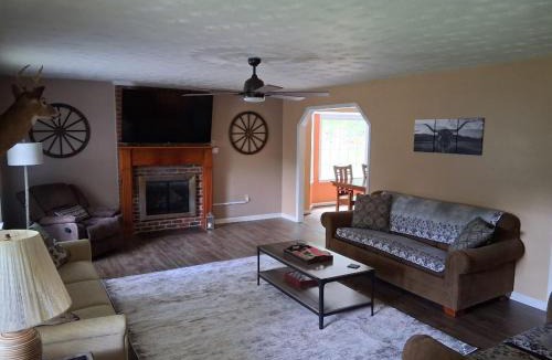 Luray House | Old Wagon Lodge Spacious Retreat WiFi & Hot Tub Theater Room