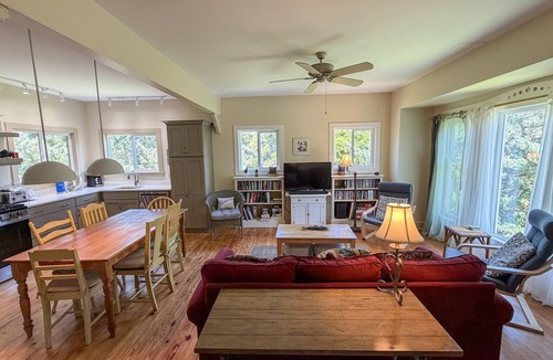 Ocracoke House | Olivella: Pet friendly, artistic, eclectic artwork, decks, porches.