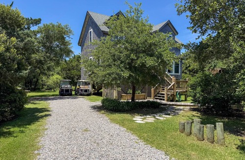 Ocracoke House | Olivella: Pet friendly, artistic, eclectic artwork, decks, porches.