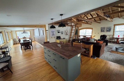 Ludlow House | On Shuttle, LIMITED PARKING, Hot Tub, Game room, NEW Dining/renovated Kitchen