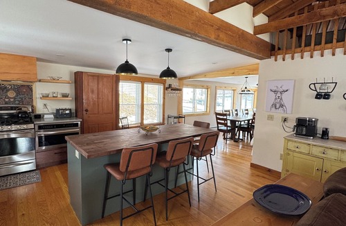 Ludlow House | On Shuttle, LIMITED PARKING, Hot Tub, Game room, NEW Dining/renovated Kitchen