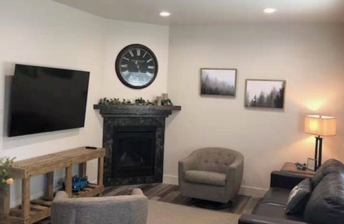 Salmon Cabin | On The Banks Of The Salmon River 2bed/2bath/Sleeps 6