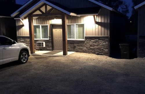 Salmon Cabin | On The Banks Of The Salon River 2 Bed/2 Bath/Sleeps 6