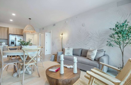 Northeast Miami Condo | One Bedroom Condo King Bed With City Views