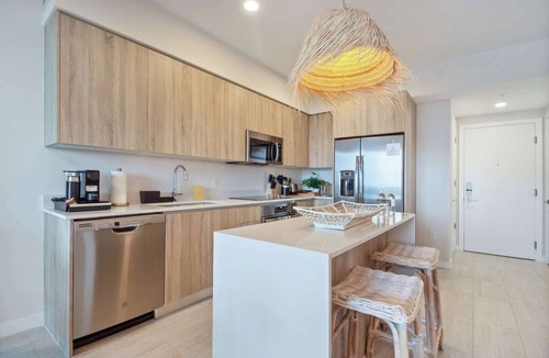 Northeast Miami Condo | One Bedroom Condo King Bed With City Views