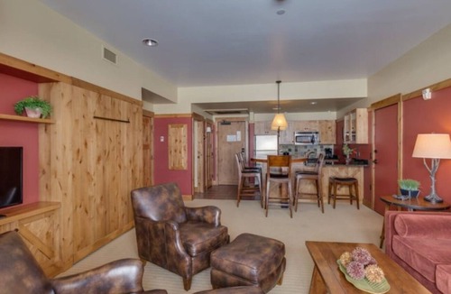 Victor Cabin | One Bedroom Luxury Suite | Bronze Buffalo Ranch