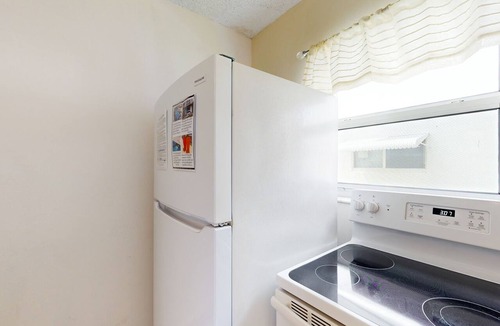 Pompano Beach Condo | One block from Pompano Beach - condo w/shared heated pool & sundeck