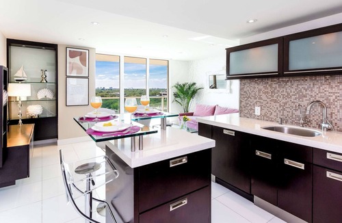 Coconut Grove Apartment | Open-Concept Corner Suite | Grove Walkability