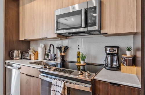 Pendleton Apartment | OTR+King Bed+Free Parking+Gym+Pool+Penthouse