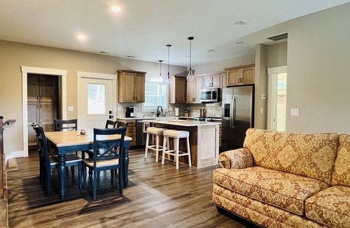 West Jefferson House | Our Cozy Escape - Custom Build 2025, River Access, Wooded Privacy, 4 Smart TV's, Wifi, Corn Hole
