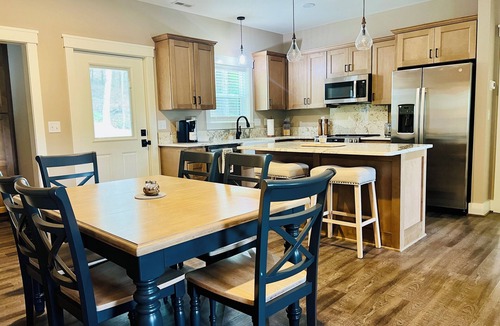West Jefferson House | Our Cozy Escape - Custom Build 2025, River Access, Wooded Privacy, 4 Smart TV's, Wifi, Corn Hole