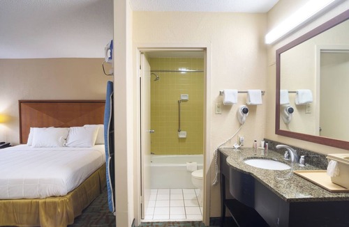 Harriman Hotel | OYO Hotel Harriman near I-40
