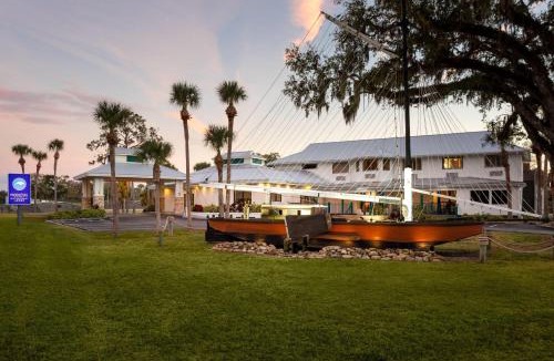 Crystal River Resort | PaddleTail Waterfront Lodge, Trademark Collection by Wyndham
