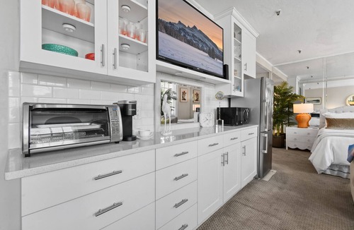 Palm Beach Condo | Palm BeachCondo Queen Studio Suite w2 queen bedsPoolSteps toBeachDining