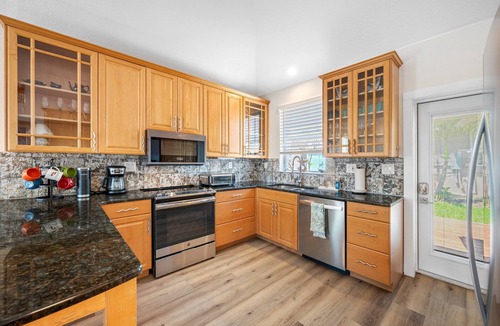Sunset Reef House | 🌴Palm Cottage🌴- Steps from the beach, walk to restaurants & shops!