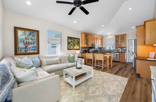 Sunset Reef House | 🌴Palm Cottage🌴- Steps from the beach, walk to restaurants & shops!