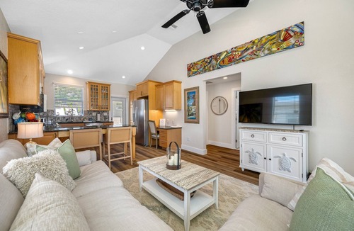 Sunset Reef House | 🌴Palm Cottage🌴- Steps from the beach, walk to restaurants & shops!