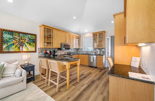 Sunset Reef House | 🌴Palm Cottage🌴- Steps from the beach, walk to restaurants & shops!