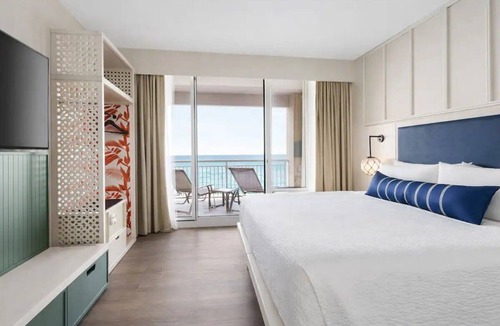Panama City Beach Hotel | Palm & Tide | King Room | Sugar-White Sand | Pool Deck Access