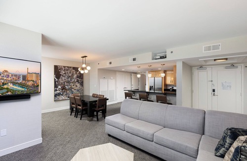 Las Vegas Resort | Panoramic Jacuzzi Suite - Center Strip - Projection Screen TV - Sleeps 14