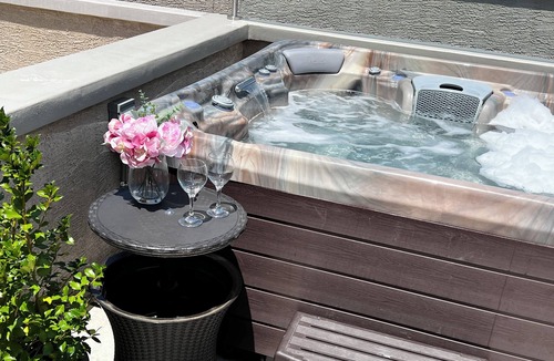 West Poplar House | Parking Roofdeck Hot Tub in Large Home near Convention Center