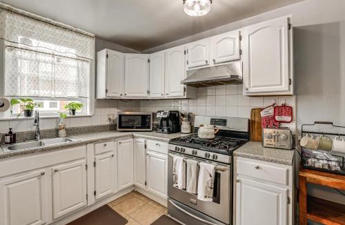 Eastwick House | Patio, 6 Mi to Lincoln Financial! Philly Townhome