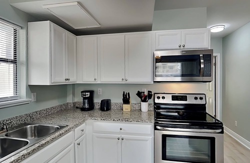 Holiday Beach Condo | PC Beach Retreat A | 0.5mi to Beach, Outdoor Showers, Shard Yard