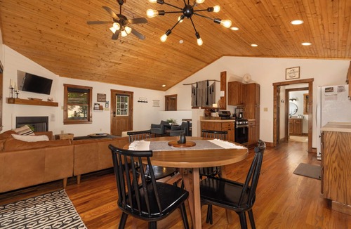 Deep Gap Cabin | Peace on Birch*Hot Tub*ScreenPrch*Propane FP*Pet Friendly