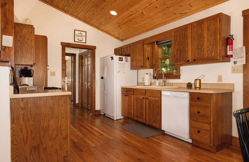Deep Gap Cabin | Peace on Birch*Hot Tub*ScreenPrch*Propane FP*Pet Friendly