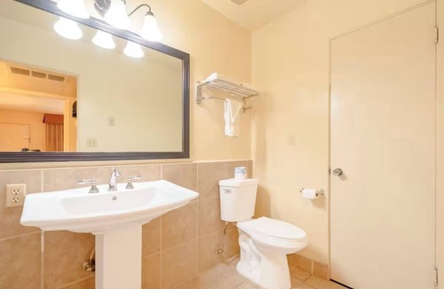 Yuma Townsite Hotel | Peaceful King & Queen Suite Close to West Wetlands Park | Onsite Pool & Parking