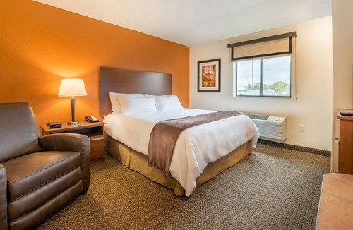 Monaca Hotel | Peaceful Pet-Friendly Stay | Room Near Beaver River Trail