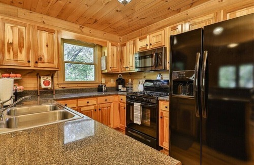 Ellijay Cabin | Peaceful Retreat~7 mins to town~Hot Tub,Fire Pit,Game Room, Fireplace & More!