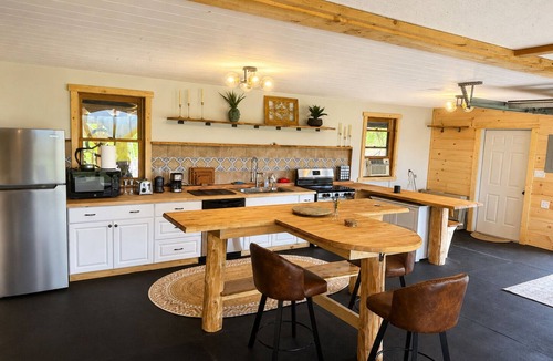 Morrisville Cottage | Peaceful studio-style cottage with mountain views just four minutes from Stowe