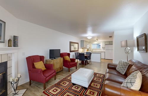 Southeast Boise House | Peaceful townhouse, fast WiFi & partial mountain views - walk to shops