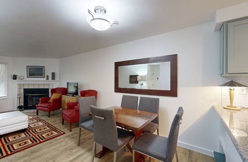 Southeast Boise House | Peaceful townhouse, fast WiFi & partial mountain views - walk to shops