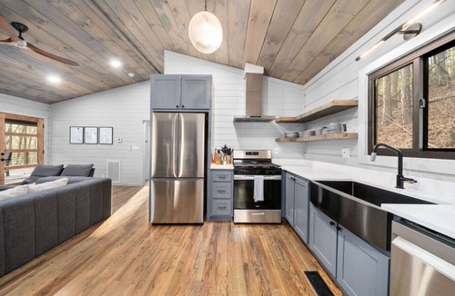 Cherry Log Cabin | Peach & Plumeria Hideaway | 2BR Mountain Cabin Hot Tub Adventure Included
