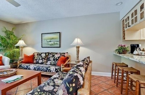 Bradenton Beach Condo | Pelican Cove 5 - Anna Maria Island - Condo 2 Bedroom/2 Bath beach side, maximum occupancy of 5 people.